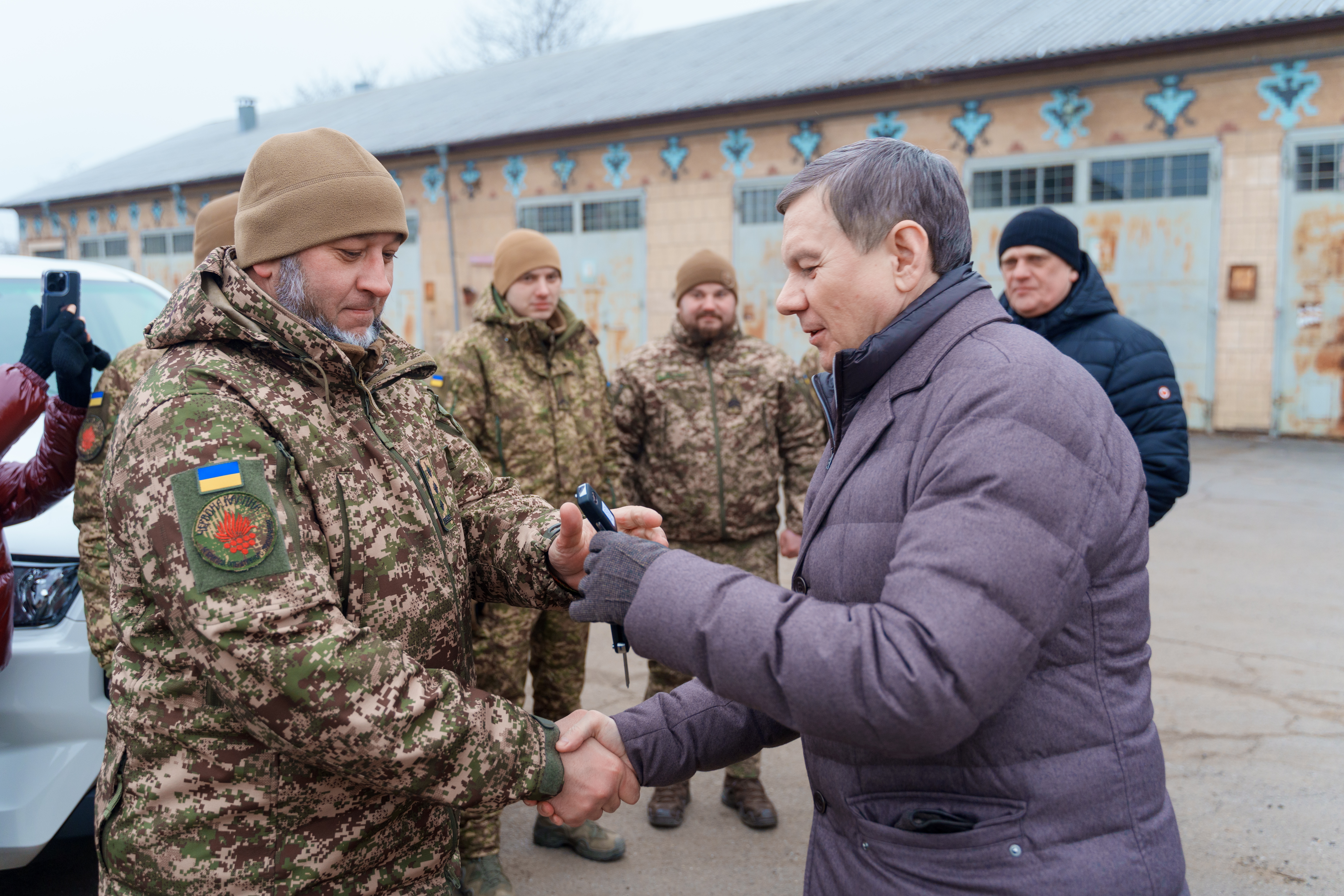 Позашляховики для «Червоної калини»: Вінницька міська рада разом з громадою та Міжрегіональним координаційним гуманітарним штабом підсилили нацгвардійців
